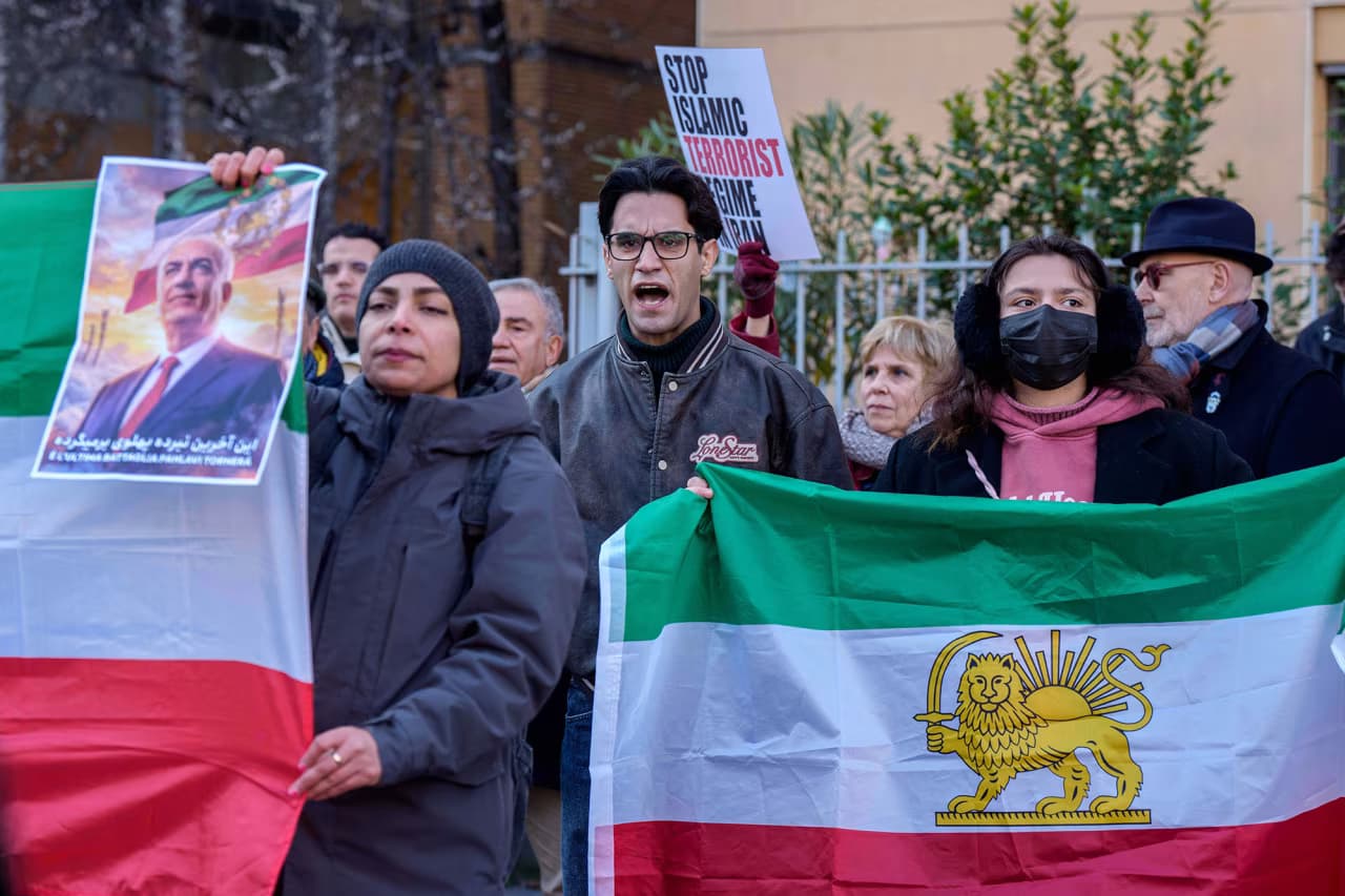 iran-prepared-for-war-but-open-to-us-talks-as-hundreds-reported-killed-in-protests-hippwc8i58sb